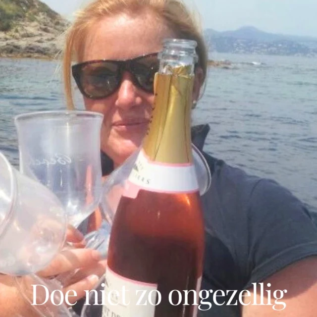 In het begin was iedereen trots. Ik kreeg complimenten, aanmoediging — het was prima dat ik andere keuzes maakte. Maar na een tijdje begon het mensen te irriteren. Er kwamen opmerkingen als: ‘Doe niet zo ongezellig,’ of ‘Ach, dat ene wijntje kan toch geen kwaad?’ De pijnlijkste? ‘Jeetje, nu lijk je helemaal op je moeder…’ En nu zijn we bijna 12 jaar verder, en nog steeds hoor ik dit soort dingen.

Ik weet nog goed hoe ik vroeger dacht over mijn moeder toen zij besloot niet meer te drinken. Wat vond ik haar ongezellig. Geen idee dat zij eigenlijk een dappere keuze maakte. Voor mij stond eten en drinken gelijk aan gezelligheid. Het was gewoon ‘normaal’.

Pas sinds ik mijn leefstijl heb omgegooid, besef ik hoe lastig het is om écht trouw te blijven aan jezelf. Ik kies nu heel bewust wat ik wel en niet eet. En ik heb afscheid genomen van de overtuiging dat gezelligheid alleen maar in eten of een glas wijn zit. Ik geniet nu van avonden met mooie gesprekken, samen de slappelach krijgen, dansen op goede muziek — zonder dat ik daarvoor iets hoef te eten en drinken.

En ja, ik herken het: geen maat kunnen houden. Ik heb het geprobeerd, maar telkens dat innerlijke gevecht, die onrust in mijn hoofd… het was het gewoon niet waard. Daarom doe ik het niet meer.

Alleen, daarmee wijk je af van wat sociaal wenselijk is. Jarenlang heb ik me aangepast, dat was wat ik kende. Zo ben ik opgegroeid: eten, drinken, veel en vaak. Dat was de norm, dat hoorde erbij. Als je je rot voelde, dan at je iets. Wilde je troost, gezelligheid? Dan ging je eten of drinken.

Tot ik in oktober 2013 naar mijn gevoel begon te luisteren. Mijn droom was helder: ik wilde me gezond, energiek en licht voelen. Sindsdien ben ik gestopt met concessies doen. Niet omdat het moet, maar omdat ik mezelf ken. Omdat ik weet wat deze keuze mij geeft: gezondheid, levenskwaliteit, rust in mijn hoofd en een gevoel van vrijheid dat ik nooit meer wil inleveren.

Zoveel vrouwen voelen hetzelfde. Ze willen wel veranderen, durven het niet uit angst voor wat anderen zeggen. Maar als je jezelf blijft aanpassen en je dromen opzijschuift om erbij te horen... wie wijs je dan eigenlijk af?

Hoe is dat voor jou?

#healthyaging