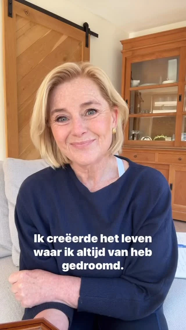 ‘Ik creëerde het het leven waar ik van droomde’ deze uitspraak van Ralph Lauren raakt mij tot in de kern. 

Als jonge vrouw had ik een droom, creëerde ons leven, vocht ervoor als een leeuwin, ondanks alle shit in ons leven ging ik hiermee door. Maar …. er was één grote droom die maar niet uit wilde komen.

De droom van de gezonde, energieke, stralende, zelfverzekerde, slanke vrouw!

Mijn hele leven heb ik hopeloos gezocht, had ik de wens, hoop, het verlangen dat er ergens een wonderpil zou zijn die de oplossing was om van al die kilo’s en de bijbehorende ellende af te komen. 

Tja … niet dus 

Oktober 2013 viel het kwartje. Ineens begreep ik ‘ik moet veranderen om deze droom wel waar te maken!’ 

Een pijnlijke conclusie, achteraf gezien verlossend. Ik moest veranderen in manier van denken, gedrag en het dan ook gaan doen. Niet meer in de slachtofferrol van het verleden hangen, niet meer zeggen ‘ik wil wel, maar …’

Dit is dan ook de kern om dromen waar te maken. Doe!!!!

Nee het is niet oppervlakkig om te denken ik kledingmaten, bepaald postuur. Zeker niet als je leven voor de rest goed op orde is is. 

Als het jouw wens, jouw droom, jouw verlangen is ga er dan voor. Je bent nooit te oud om te leren de leefstijl te creëeren die je wel blij maakt! 

Ik ben voor mijn klanten geen coach, maar de teacher, geef al mijn kennis door zodat ook zij kunnen gaan samenwerken met hun lichaam en mind. Ik teach, zij doen het werk. En zo maken we die langgekoesterde droom waar!!!

Wat is jouw droom? En wat zou je nu anders doen als je droom al was uitgekomen?

#afvallenzonderdieet #designyourlife #midlifewellness #afvallen #vitaliteit #healthyaging ##obesetohealthy #leefstijlverandering